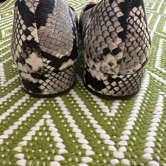 Tory Burch Snake Print Shoes with Small Heel - Picture 6 of 6